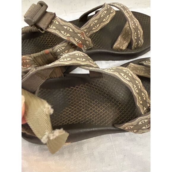 Chaco sandals size 7 beige strap (tear) - Picture 5 of 9